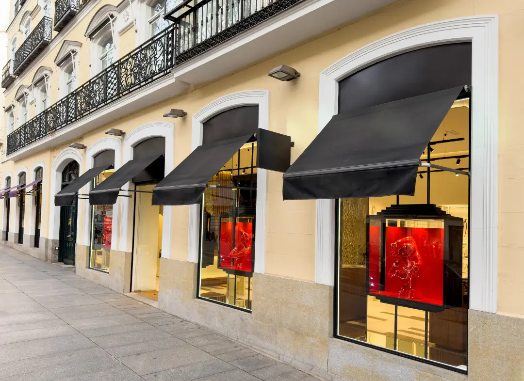 Façade vitrine de magasin en aluminium sur mesure à Roubaix